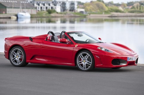 Vind en køretur i en Ferrari!
