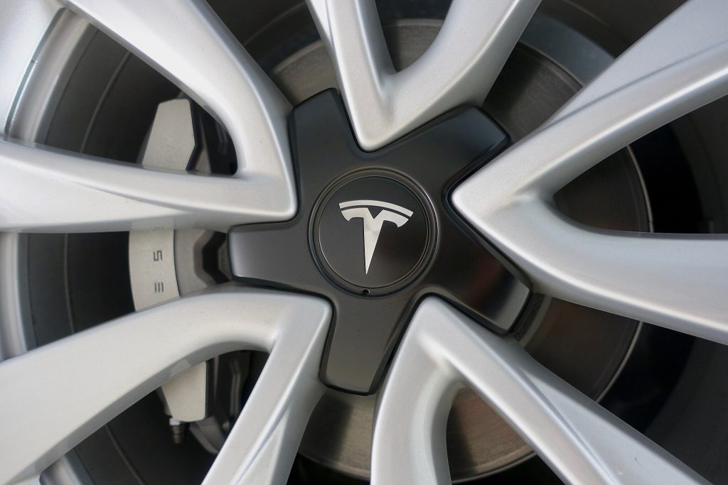Uopslidelige Tesla-fælge: Når kantstenen ikke længere er din værste fjende