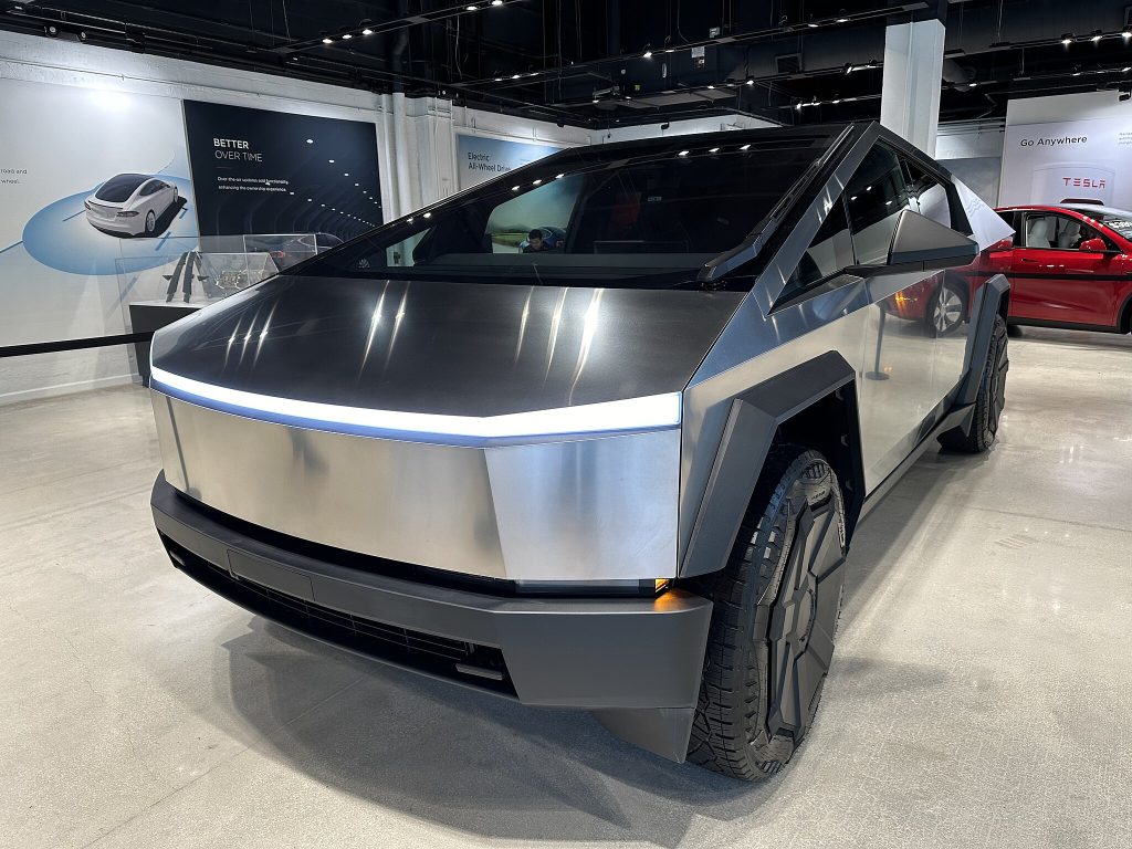 Tesla mister førertrøjen – konkurrenterne kører billigt forbi