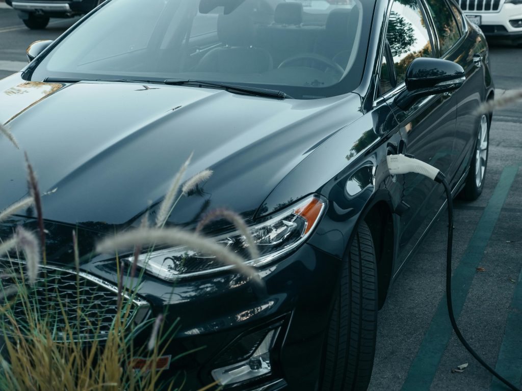 Plug-in hybrider og offentlig opladning? Det lyder smart – men er sjældent det