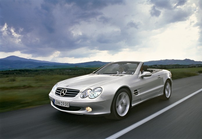 Mercedes SL R230 fylder 25 år: Roadsteren der gjorde James Bond og tagmekanik lige sexede