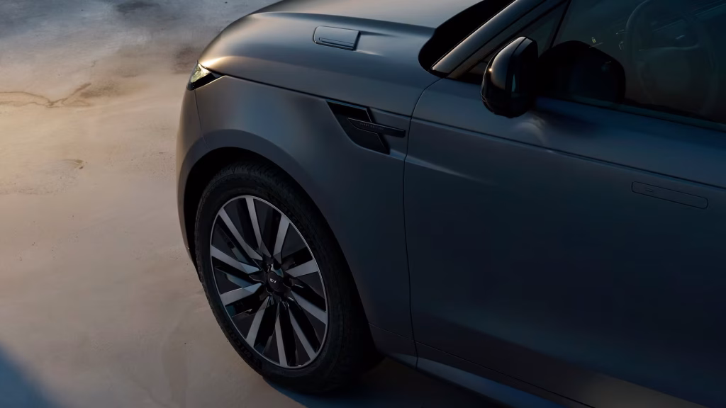 Range Rover Sport bliver elektrisk – og den har stadig mudder under neglene