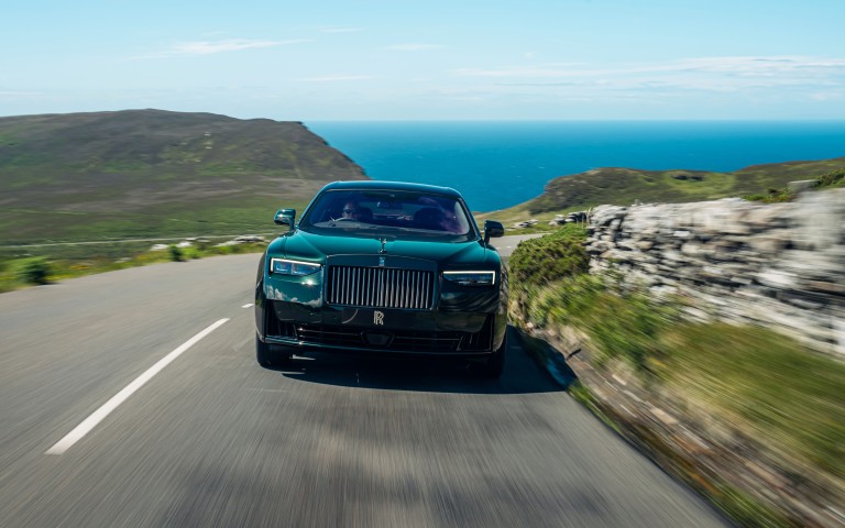 Rolls-Royce hylder et 120 år gammelt racerløb med en Ghost, der emmer af britisk motorsportsarv