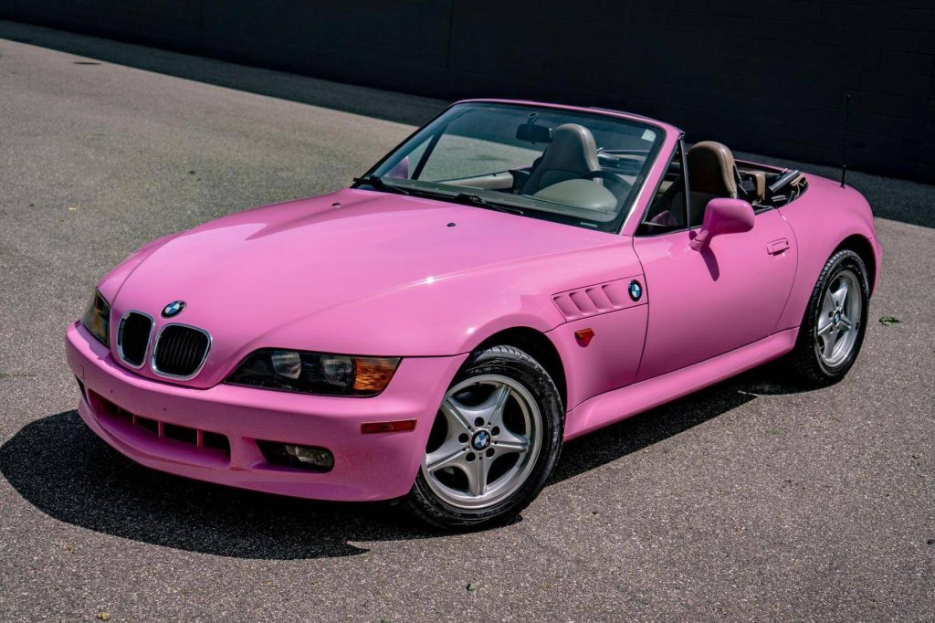 Sydney Sweeneys lyserøde BMW Z3 fra Hollywood er sat til salg