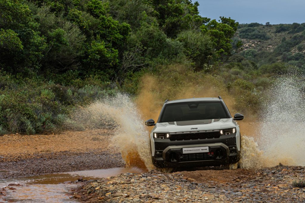 Jeep Compass 4xe tager kampen op med naturen: 375 elektriske heste på hjemmebane i vildmarken