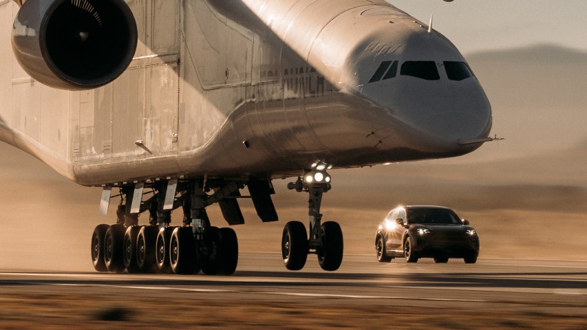 Porsche har lige kørt under verdens største fly – mens det lettede. Fordi… hvorfor ikke?