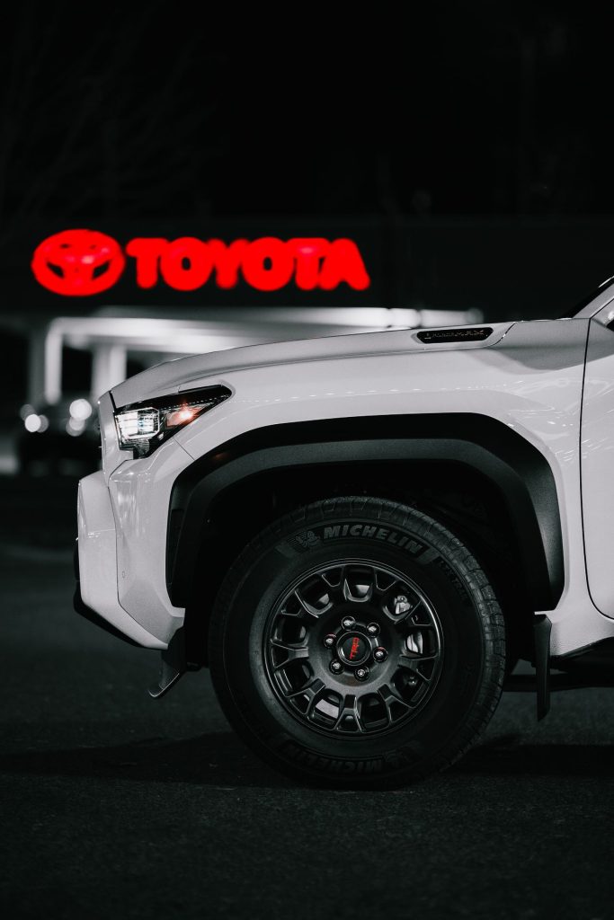 Toyota og Uber går sammen: Nu bliver det lettere for chauffører at hoppe i en elektrificeret bil