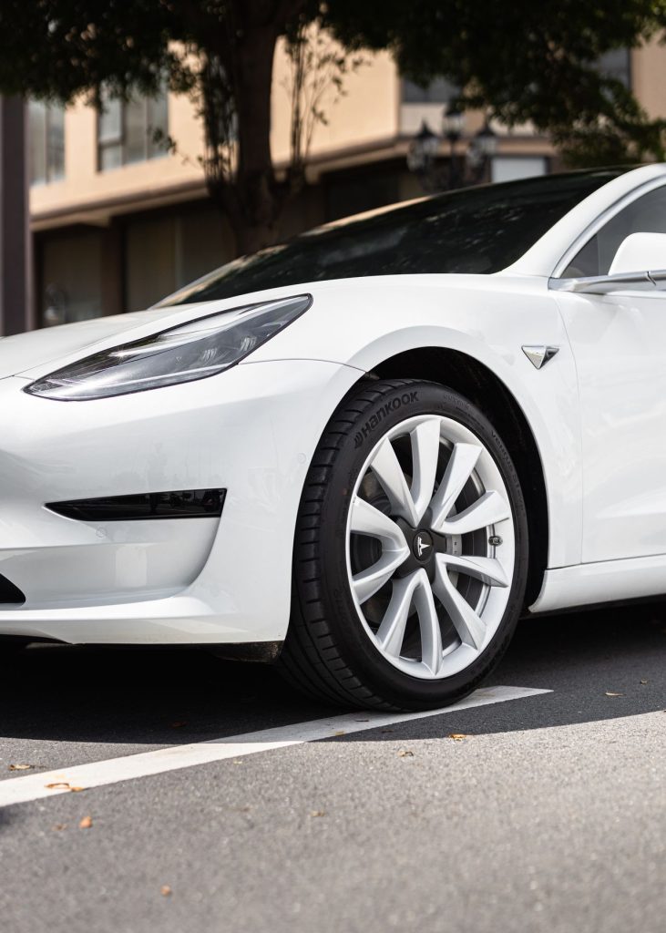 Frankrig trækker håndbremsen på Tesla FSD – og timingen er mildest talt elendig
