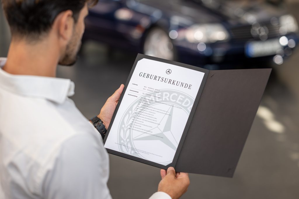 Mercedes giver klassiske biler en officiel fødselsattest – fordi servicebogen ikke altid fortæller hele historien