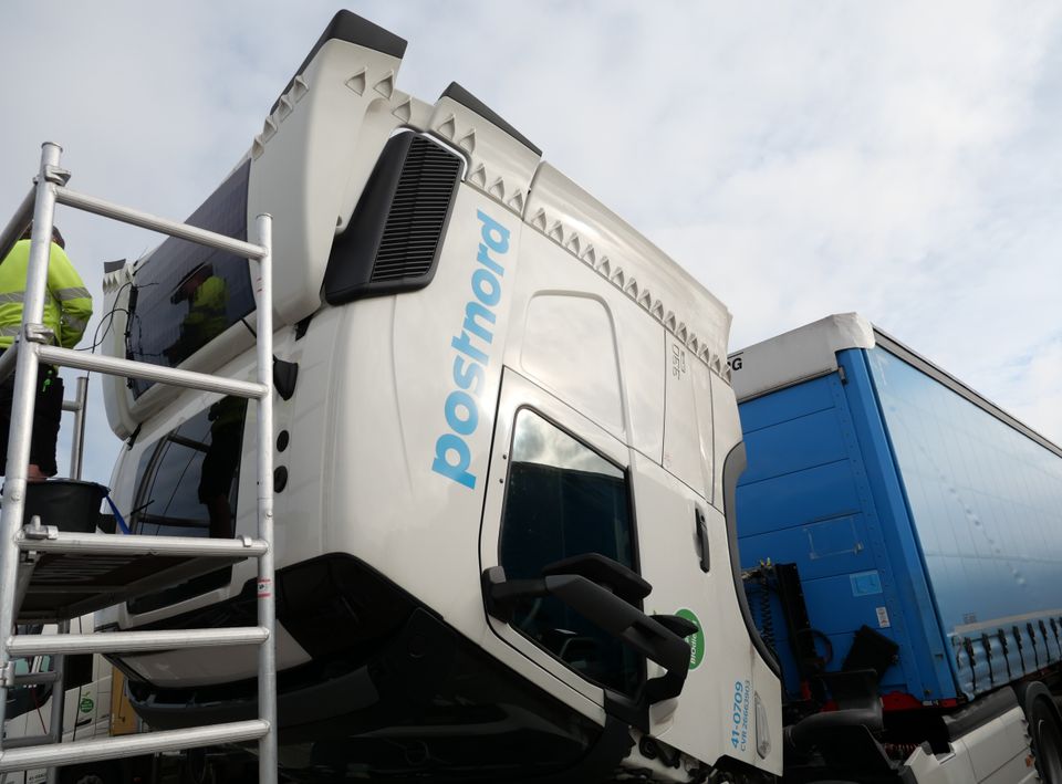 PostNord skalerer solceller til 53 lastbiler efter målbar dieselbesparelse