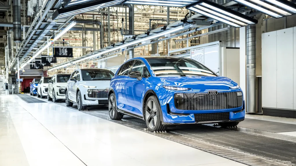 Audi skærer 21 måneder af udviklingen: 250 robotter genbruges til A2 e-tron