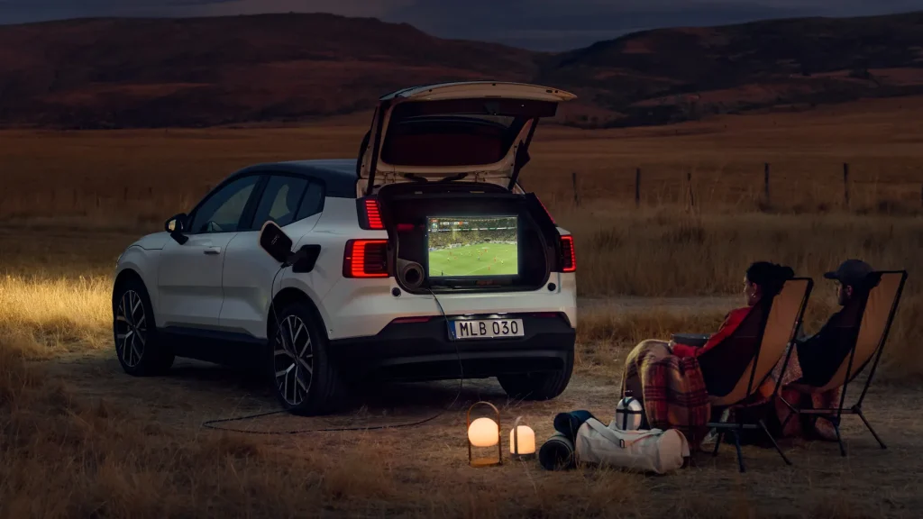 Volvo åbner EX30-batteriet: Nu kan bilen levere strøm til andre enheder