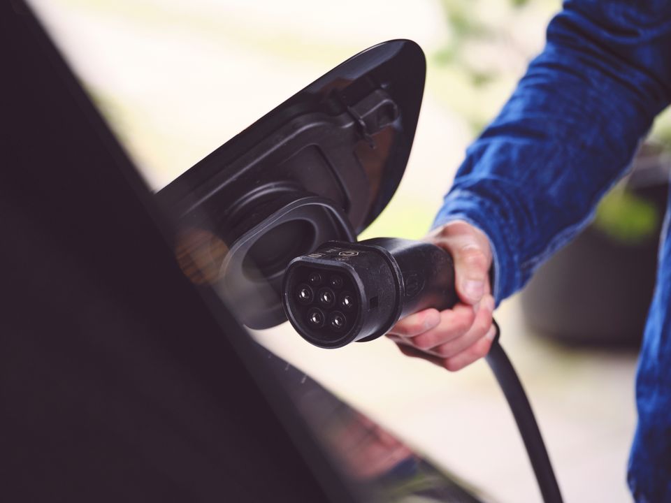 Mens benzin- og dieselpriserne er steget markant, oplever 93 procent af elbilisterne, at det er billigere at lade end at tanke. Foto: NRGi.